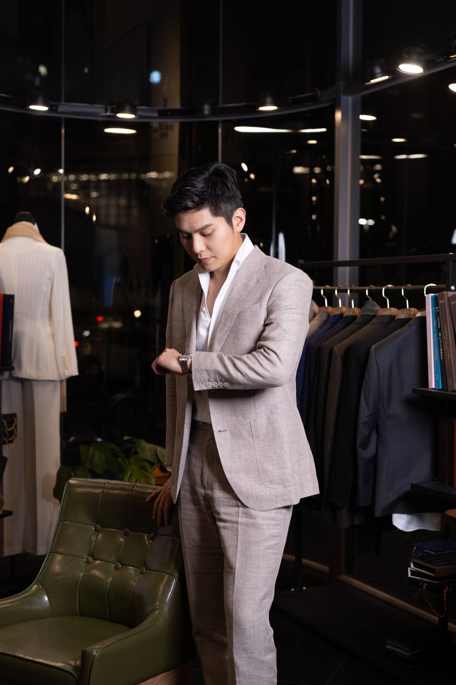 紉飾西服客人穿上客製西裝的樣子